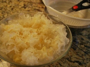 step1: 白木耳泡水30分鐘，剪去黃色硬耳，並將白木耳剪成小塊備用