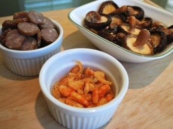 step4: 香菇泡軟後瀝乾切成1/4小塊，保留香菇水備用