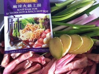 step1: 將鴨舌洗淨，電飯煲加入熱水、半茶匙鹽及2片薑。