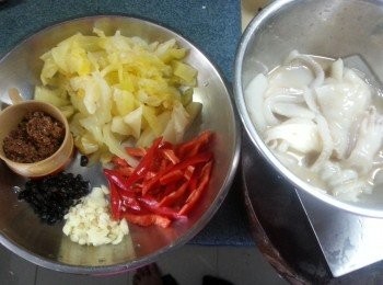 step3: 準備好各材料,咸菜切條用水浸10分鐘去咸味待用.紅椒切粒