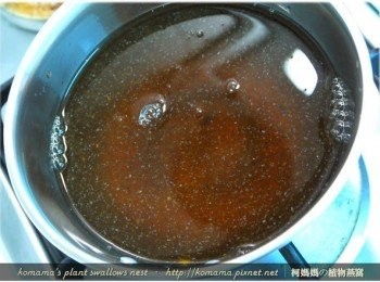 step5: 將黑木耳養生露、黑豆蔭油、味霖與水一同入鍋中煮沸。