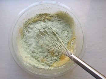 step5: 加入過篩後的粉類,混合至粉類完全融合。