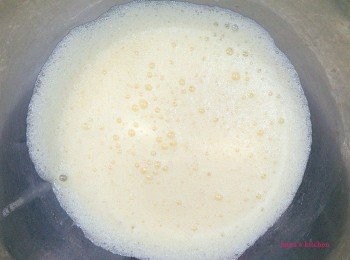 step2: 將蛋,砂糖,鮮奶油及鬆餅粉依序拌勻