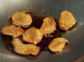 step1: 鍋內倒入麻油爆香薑片至金黃色取出薑片備用。