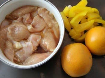 step1: 將<a href="https://bit.ly/3EZL8dD" target="_blank" data-keyword="雞胸" class="guide-link"><strong>雞胸</strong></a> <span style="display:inline-block;vertical-align:middle;margin-top:-3px;color:initial;border-radius:3px;padding:2px 3px;font-size:12px;line-height:14px;background:#87d300;color:#fff;">即買</span> 肉切片加入<span class="group_2">醃料</span>醃漬約30分鐘，備用。 取一容器將調味料調勻備用。柳橙搾汁，留半顆切片。