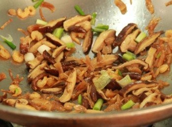 step4: 炒鍋加泰山橄欖油加熱後，放入干貝絲與蝦米爆香，接續加入乾香菇、鮮香菇、鹽拌炒至香氣四溢後，放入包心菜同炒至水份釋出加開水煮滾後移至砂鍋小火細燉至蔬菜軟嫩，加醬油、白胡椒粉調味。