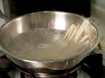 step3: 再將池上手作米麵條用原鍋煮熟取出後，最後再將牛肉片湯熟