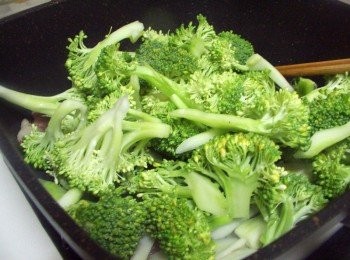 step3: 然後將辣椒和綠花椰菜一起下鍋ˊ隨意拌炒一下ˊ 並加入酌量的水ˊ煮至喜好軟硬度ˊ最後再加入<span class="group_2">調味</span>即可