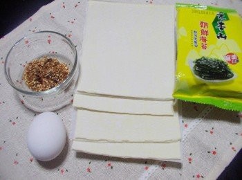 step1: 先準備好所需<span class="group_1">材料</span>ˊ起酥片放室溫稍為回軟ˊ蛋打散備用