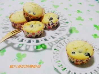 step6: 烘烤時間僅供參考ˊ還是要依據自己使用廠牌ˊ多觀察注意。 一般可以聞到蛋糕香ˊ約再5~6分鐘就可以了ˊ如果不放心ˊ 可用牙簽插入ˊ不沾黏就OK囉。