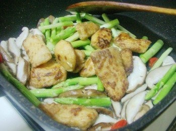 step4: 最後將鯛魚片再次回鍋ˊ並加入<span class="group_3">調味</span>ˊ拌勻ˊ 完成前再嗆入米酒提香即可