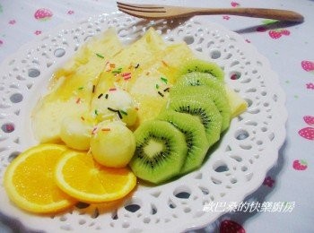 step6: 將完成的法式薄餅皮對折再對折ˊ然後搭配上處理好的水果ˊ 淋上蜂蜜ˊ灑點巧克力米ˊ鮮果法式薄餅就完成囉。