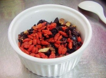 step2: 配料中的綜合鮮果乾3大匙切小塊些ˊ和枸杞1.5大匙ˊ金門高粱酒2大匙ˊ先浸泡備用