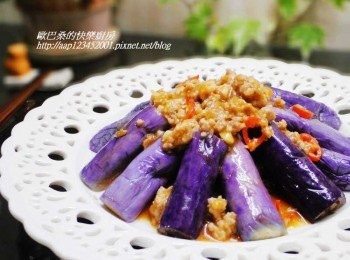 step8: 通常做這道料理時ˊ茄子大都用油炸來處理ˊ 我用汆燙ˊ可以更清爽不油膩ˊ也可省掉再處理餘油的麻煩ˊ 搭配上已經很夠味的魚香醬汁ˊ味道就超足夠囉。 茄子為了擺盤效果ˊ所以直接淋上醬汁ˊ 也可切段後下鍋和所以醬汁拌炒均勻。 "美極鮮味露"1886年在德國問世的經典<span class="group_3">調味</span>料ˊ 以歐洲純杜蘭小麥蒸餾精製而成ˊ只需極少用量就能讓料理味道層次更豐富ˊ取代平時的醬油ˊ用量可減少1/2喔。 在這道魚香醬汁的運用上ˊ只需少少用量ˊ馬上讓味道更升級。 而且鹹度剛剛好ˊ記得不要再加鹽ˊ不然會太鹹喔ˊ趕緊試試看。