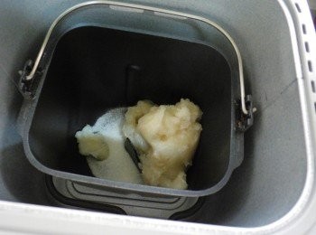 step5: 然後將微波後麻薯和細砂糖80g擺入Panasonic製麵包機容器中