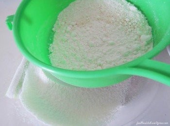 step1: 将粉类材料倒入工作盘里，拌匀并确保混合好的面粉里没有大颗粒。之后，把湿性材料一起混合至糖份完全融化及乳化。