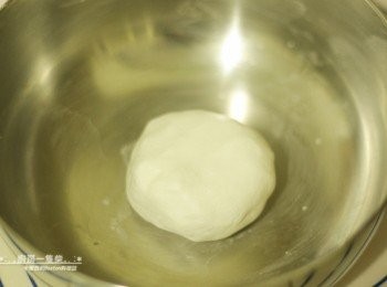 step3: 把燙好的「粄媽」加入剩下4/5的糯米團繼續搓揉混和成團，就完成白色糯米糰的部分，先置於一旁備用。
