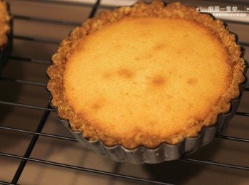 step7: 送進烤箱中烘烤約25分鐘後取出，置於鐵架上放涼。