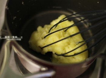 step9: 全部混合後倒回鍋中，一邊攪拌一邊以中大火加熱，至開始成團不黏鍋後，再放回盆中。