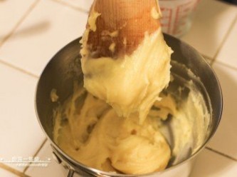 step6: 邊加蛋液邊混合至提起木匙，麵糊會呈現倒三角形緩慢流下的程度就算完成，即使還有雞蛋液也不要加了。
