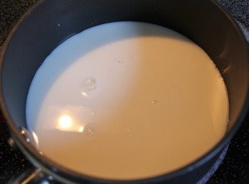 step1: 將牛奶跟糖加熱到糖溶化即可 不需要到煮滾喔