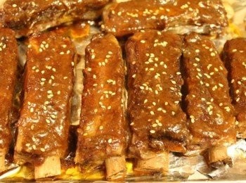 step4: 滷好的豬肋排, 均勻抹上醬汁後, 用烤箱 180度 烤20分鐘.烤10分鐘後, 再拿出來塗抹醬汁一次, 食用前灑上白芝麻即完成