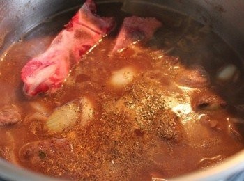 step5: 再加入高湯至淹過牛肉即可, 和義大利綜合香料 -- 如果有牛骨的也可以加入增添香氣