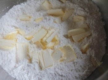 step1: 將麵粉/泡打粉/鹽巴/糖放入攪拌盆, 奶油從冰箱取出切薄片