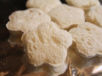 step1: 吐司切塊, 放烤盤中接觸空氣10-15分鐘, 使其表面乾硬