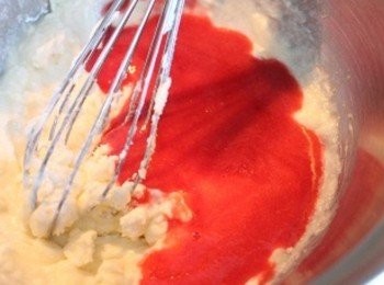 step3: 攪拌均勻後, 拌入120cc的覆盆子汁, 成為覆盆子<span class="group_2">乳酪糊</span>