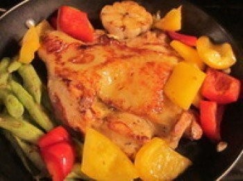 step3: 將四季豆、蒜球原鍋稍煎一下,和作法2. 雞腿排入烤箱以220度烤8分鐘. 再將紅黃甜椒加入並均勻的淋上一大匙的橄欖油再烤2分鐘即可。