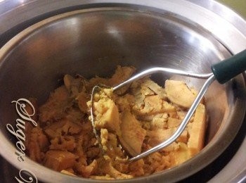 step1: 將地瓜,南瓜去皮蒸熟壓成泥,趁熱依個人口味加糖拌至糖溶解