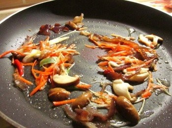 step3: 原鍋留一些油爆香薑絲,再放入香菇絲.胡蘿蔔絲. 木耳絲.辣椒拌炒