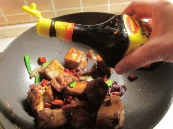 step6: 加回荷蘭豆,並將美極鮮味露及米酒沿鍋邊嗆香拌炒一下下即可起鍋.上桌前可灑一把花生米提香