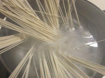 step2: 鍋中水滾後放入五木細關東麵煮至喜歡的Q 軟度(但保留一點點硬度,待會還要煎)