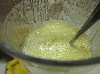 step3: 鳳梨丁用果汁機攪打至無顆粒狀,此時可嘗看看酸甜程度,太酸可加入適量的糖