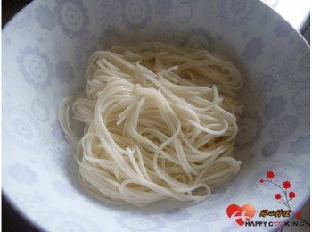 step5: 麵煮熟撈出放入碗中 ,喜歡青菜可在麵起鍋前加入