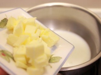 step2: 開小火煮醬汁鍋，加入奶油，煮到融化。用打蛋器攪拌。不用煮到滾喔。