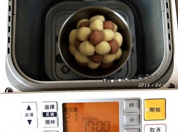 step5: 將碗小心地放進麵包機
擺在兩根湯匙上面確認有平穩的安置好

(Panasonic SD-BMS105T Mode21 發酵模式)

設定麵包機在 Mode21 《發酵模式》
讓整型好的麵糰在機子裡進行最後發酵‧‧‧