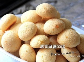 step7: 超開心的，我的新機第一烘非常順利
這三十八顆起司QQ球要是用之前的小小烤箱
算算，我居然得要分四~五次來烘烤
每次二十分鐘來算，我得要站在烤箱前一個多小時耶
這次輕輕鬆鬆一盤搞定，省了時間、省了體力、更省了電費~

我與《烘王A+》的首次交手很是愉快
咱們的感情升溫加了一成
握握手，咱們再繼續一起努力吧！！ :)