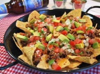 step7: 於開了上火的烤箱中烤2分鐘或至起司融化，食用前撒上<span class="group_3">莎莎醬</span>、酪梨丁即可 ※ 也可改用磁盤裝盛，微波30秒或至起司融化