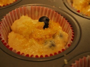 step7: 將麵糊均勻填入瑪芬紙模中，灑上步驟2檸檬糖頂