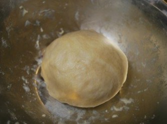 step1: 製作<span class="group_2">中式油皮</span>：取一盆均勻混合無水奶油及白砂糖，加入過篩的麵粉，與油糖搓勻成細粒，緩緩加入水（視當時濕度斟酌），將麵團混合成一圓球，覆上保鮮膜鬆弛30分鐘