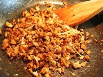 step4: 加入米酒、1大匙醬油與其他調味料拌炒入味(可取出適量<span class="group_2">油蔥肉燥</span>留作裝飾)