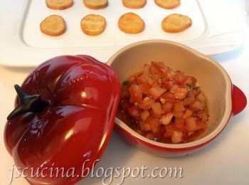 step4: 小法包，切片，掃上橄欖油，烤箱180度，烤至金黃色香脆，蒜蓉一瓣，原粒擦塗在麵包片上。