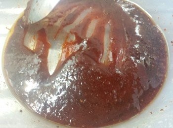 step4: 將所有醬料拌勻後，再加入墨魚及大豆芽中。