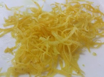 step1: 檸檬洗淨，磨去黃色一層皮待用，果肉榨汁。