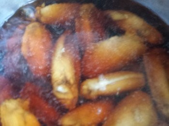 step4: 將整瓶香糟露、桂花陳酒倒入煲中煲滾。