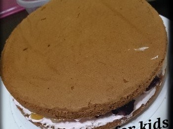 step4: 7.放上另一片蛋糕,外層抹上忌廉將整個蛋糕。唧上自己喜愛的花再加上自己喜愛的裝飾即可。