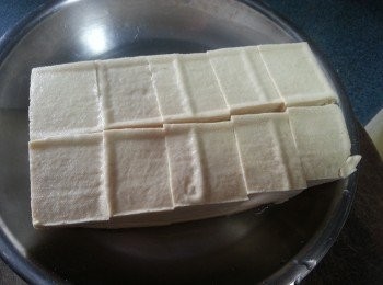 step1: 豆腐沖洗乾淨段切成丁粒，用2茶匙鹽加滾水浸豆腐15分鐘，令豆腐更入味。